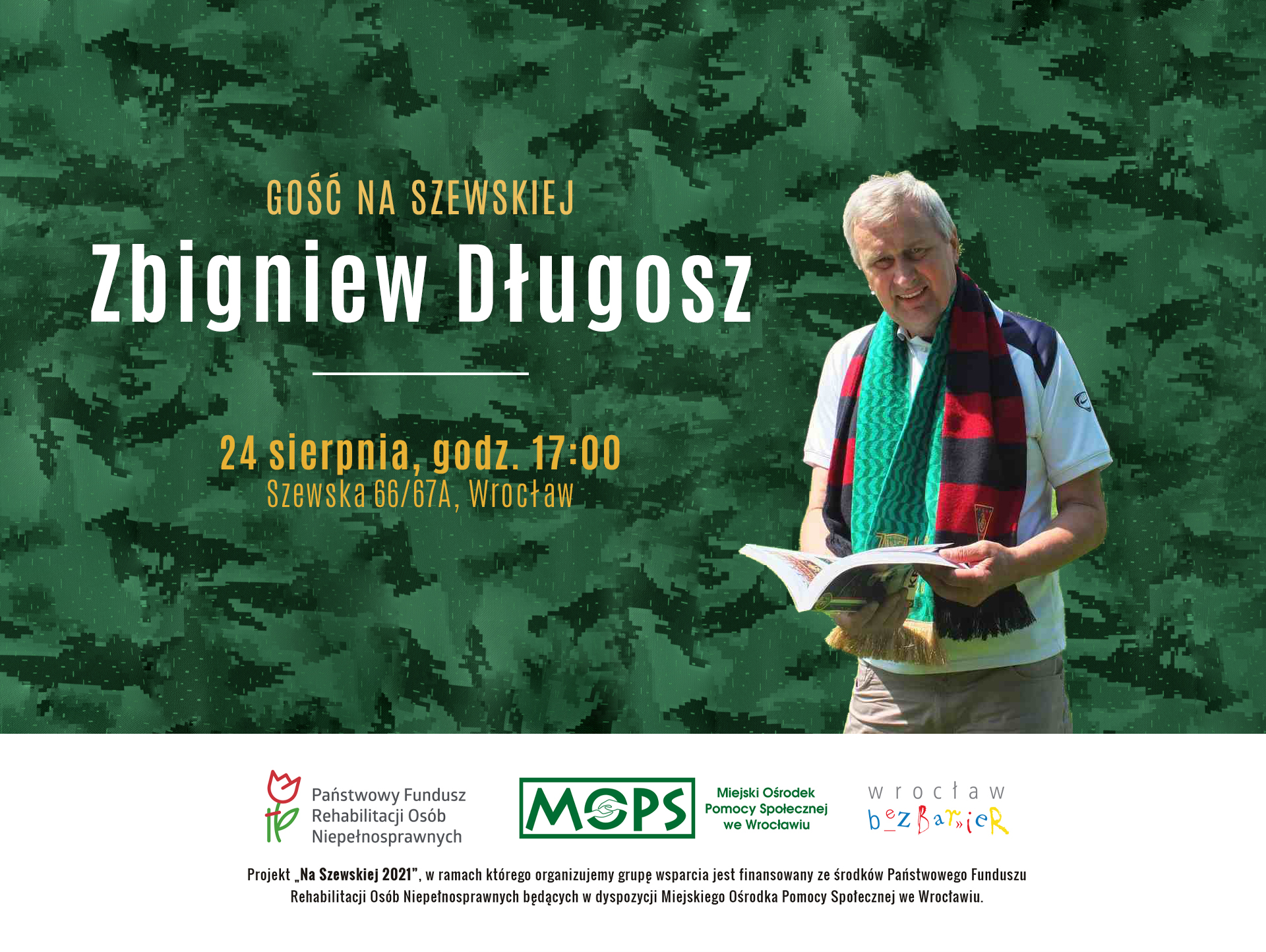 Na zdjęciu Zbigniew Długosz z książką w rękach
